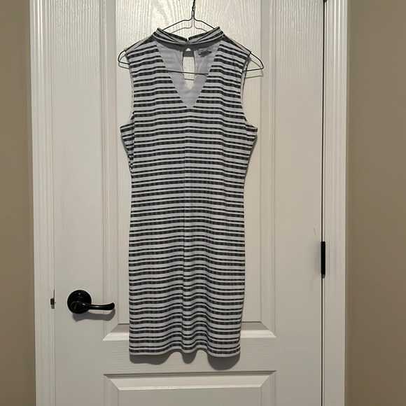 1 state dress, size small. Only worn a handful of times. Good condition. - Picture 2 of 4